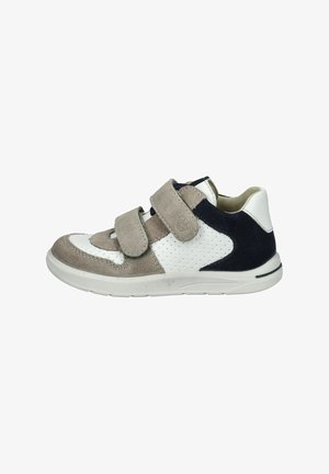Velcro-Sneaker aus grauem Wildleder, weißem perforiertem Leder und marineblauen Akzenten. Rundliche Zehenform mit einer robusten Gummisohle.