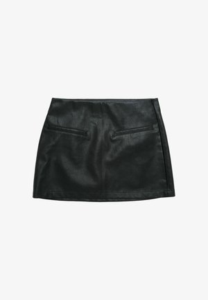 Schwarzer Leder-Minirock mit glatter Textur, seitlichen Nähten und zwei frontalen Taschen ohne Verschluss. Einfaches Design mit klarer Silhouette.