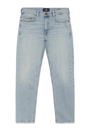 Vaaleansiniset farkut, joissa on klassinen viiden taskun muotoilu, suora leikkaus ja hieno haalistuminen, napilla ja vetoketjulla suljettuna.