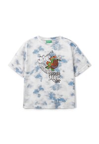 Bílý bavlněný tričko s modrým tie-dye vzorem, s grafickým potiskem kreslené želvy, která drží dřevěný štít, a textem pod ním.