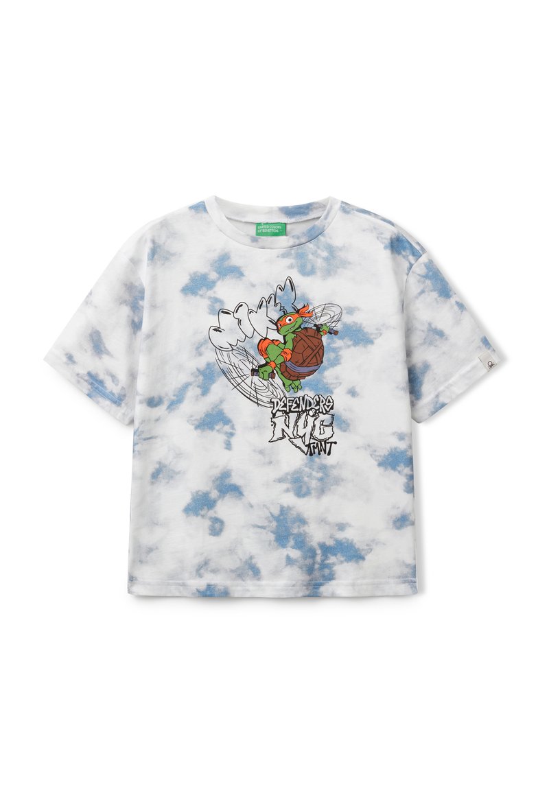 Bílý bavlněný tričko s modrým tie-dye vzorem, s grafickým potiskem kreslené želvy, která drží dřevěný štít, a textem pod ním.