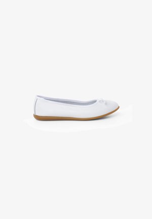 Chaussure plate de ballet blanche avec petit nœud à l'avant et semelle beige, vue de côté sur fond blanc.
