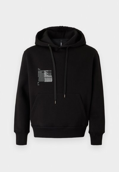 Sweatshirt à capuche noire en mélange de coton doux, avec une poche frontale, des cordons de serrage et un design graphique réfléchissant sur le côté gauche de la poitrine.