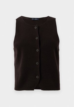 Bruine gebreide mouwloze vest met een ronde halslijn en een knoopsluiting aan de voorkant met zes zwarte knopen. Zachte textuur met een klassiek ontwerp.