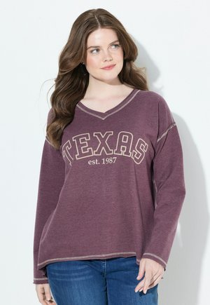 Pull en maroon à manches longues avec un col en V, arborant "TEXAS" et "est. 1987" en texte crème. Ourlet à bords bruts et détails de couture contrastants.
