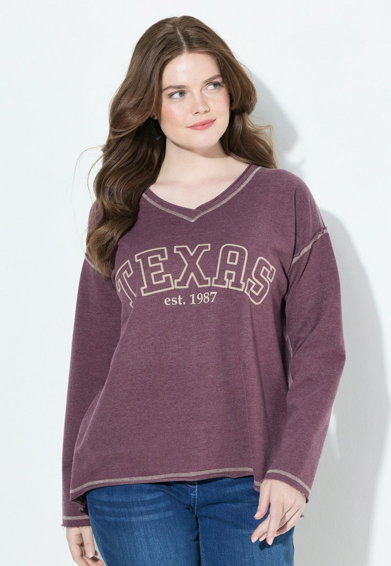 Pullover a maniche lunghe color marsala con scollatura a V, che presenta la scritta "TEXAS" e "est. 1987" in testo crema. Orlo grezzo e dettagli di cucitura in contrasto.