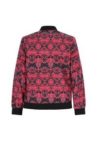 Patronenjack in levendig roze en zwart. Beschikt over een geometrisch ontwerp, ribbelige zwarte manchetten en kraag. Gemaakt van lichtgewicht stof.