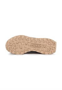 Suela negra de zapatilla con una suela de goma beige. Presenta un patrón de tracción texturizado y el logo "MUNICH" grabado en el área del talón.