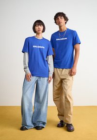 Salomon LOGO TEE UNISEX - T-shirt estampada - surf the web