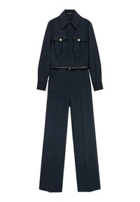 Marinblå jumpsuit med långa ärmar, två bröstfickor och midjehöjd med bälte. Har en krage och en bred, rak benform.