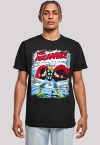 Svart bomull T-skjorte med trykket tegneserie-stil design av en helt med kappe, omgitt av aksjonslinjer og teksten "FOR ASGAARD!"