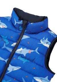 Gilet piumino blu con stampa di squali in diverse tonalità, dotato di colletto alto e zip frontale. L'interno è foderato con tessuto scuro.