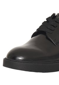 Scarpe da uomo in pelle nera con finitura lucida, punta rotonda e chiusura con lacci, dotate di lacci neri testurizzati e suola in gomma.