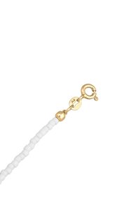 Collier en perles blanches avec un fermoir de couleur dorée, de forme ronde, gravé de "Ag" pour identification de l'argent.