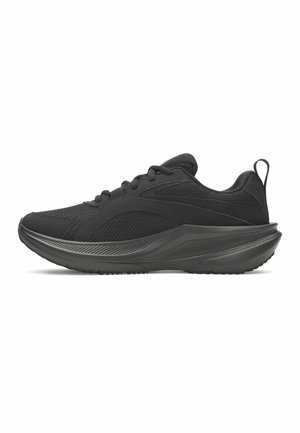 Zwarte atletische sneaker met dikke zool, mesh en synthetische bovenkant, vetersluiting en hieltreklus, zij-aanzicht op witte achtergrond.