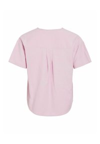 Kortärmad, ljusrosa skjorta med rund halsringning och rynkad detalj i ryggen, tillverkad av mjukt, slätt tyg.