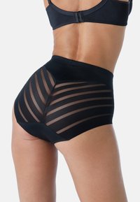 Mutande nere a vita alta con pannelli trasparenti a righe e tessuto solido. Presentano una texture liscia e una sezione opaca di contrasto.