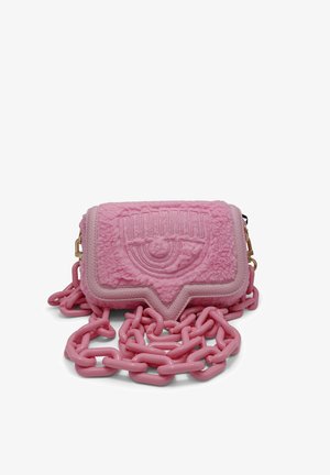 Sac à épaule rose texturé avec motif d'œil embossé et bandoulière chaîne rose brillante épaisse sur fond blanc.