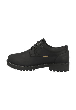 Zapato de cuero negro con punta redondeada, diseño de cordones, parte superior texturizada y suela gruesa y robusta con tacos pronunciados y costuras en contraste.