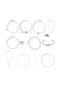 Collection de 15 articles de bijouterie comprenant des bracelets, des colliers et des bagues. Les matériaux incluent des tons argentés et dorés ; comprennent des chaînes, des perles et des pierres précieuses.