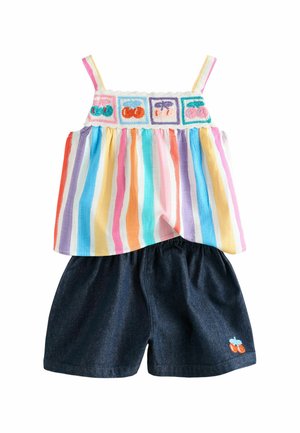 Multikleur gestreept topje met spaghettibandjes en geborduurd fruitontwerp, gecombineerd met donkerdenim short met een kersaccent.