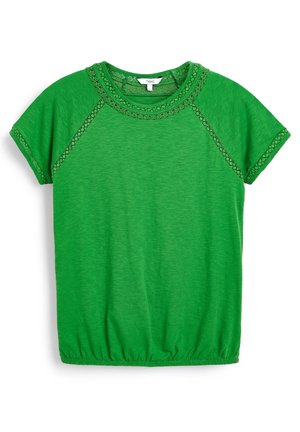 Blouse verte à manches courtes avec bordure en dentelle sur le col, les épaules et les bords des manches, dotée d'un ourlet froncé et d'un col rond.
