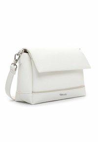 Balta sintētiska soma ar teksturētu virsmu, pārklājumu ar atloku, sudraba ādas aksesuāriem un smalku bēša akcentu apakšējā daļā. Regulējams siksnas garums.