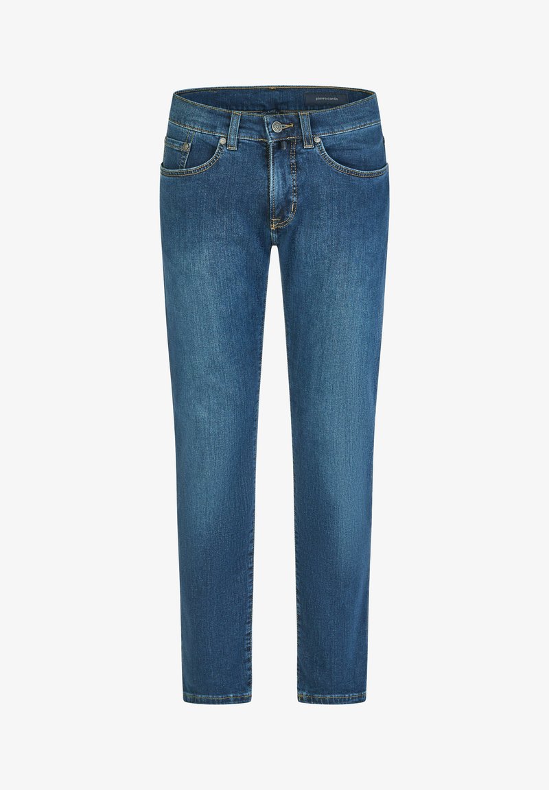 Blaue gerade geschnittene Jeans aus Denim mit vorderen Taschen, Gürtelschlaufen und Knopfverschluss, zeigt leichte Verblassung an den Oberschenkeln und ein Markenlabel am Bund.