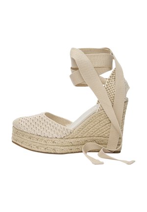 Sandales compensées beige avec dessus en tissu tissé, plateforme espadrille texturée et brides croisées en tissu autour de la cheville pour un maintien sûr.