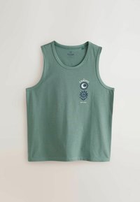 Camiseta sin mangas verde de algodón suave, con un escote redondo y un estampado gráfico de una luna y una flor con el texto "El Camino Artisan".