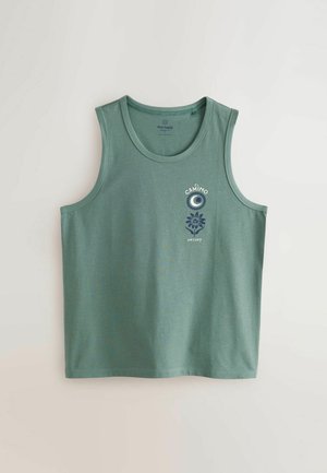 Camiseta sin mangas verde de algodón suave, con un escote redondo y un estampado gráfico de una luna y una flor con el texto "El Camino Artisan".