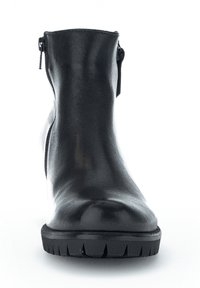 Zwarte leren enkellaars met een gladde textuur, ronde neus, zijkant rits als sluiting, en een dikke rubberen zool met een geprofileerd patroon.