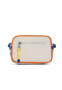 Canvas Umhängetasche, weißer Körper mit orangen Akzenten, blauer Gurt. Verfügt über eine vordere Reißverschlusstasche mit einem gelben Reißverschlussgriff und perforierten Akzenten.