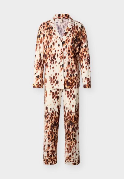 Σετ πιτζάμες με κορυφή μακρυμάνικη με κουμπιά και παντελόνι σε εκρού χρώμα με μοτίβο από καφέ και μαύρες κηλίδες ζώου.