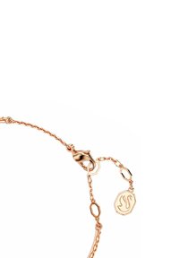 Bracelet chaîne en or rose avec un fermoir octogonal et un pendentif logo, présentant des maillons ovals et ronds liés pour une texture et un détail de design.