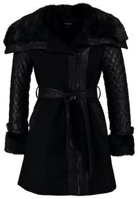 Abrigo de invierno negro de longitud media con mangas de cuero acolchadas, cuello y puños de piel sintética, cremallera frontal y cinturón atado en la cintura.