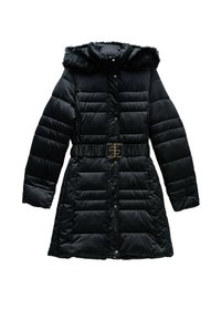 Abrigo negro tipo puffer con capucha de imitación piel, diseño acolchado, cintura con cinturón y cierre de botones a presión, con mangas largas y corte hasta la altura de la rodilla.