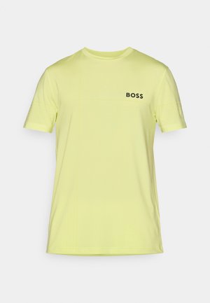 Rövid ujjú póló neon sárga színben, puha anyagból készült, a mellkasán fekete "BOSS" logóval és diszkrét varrási részletekkel.