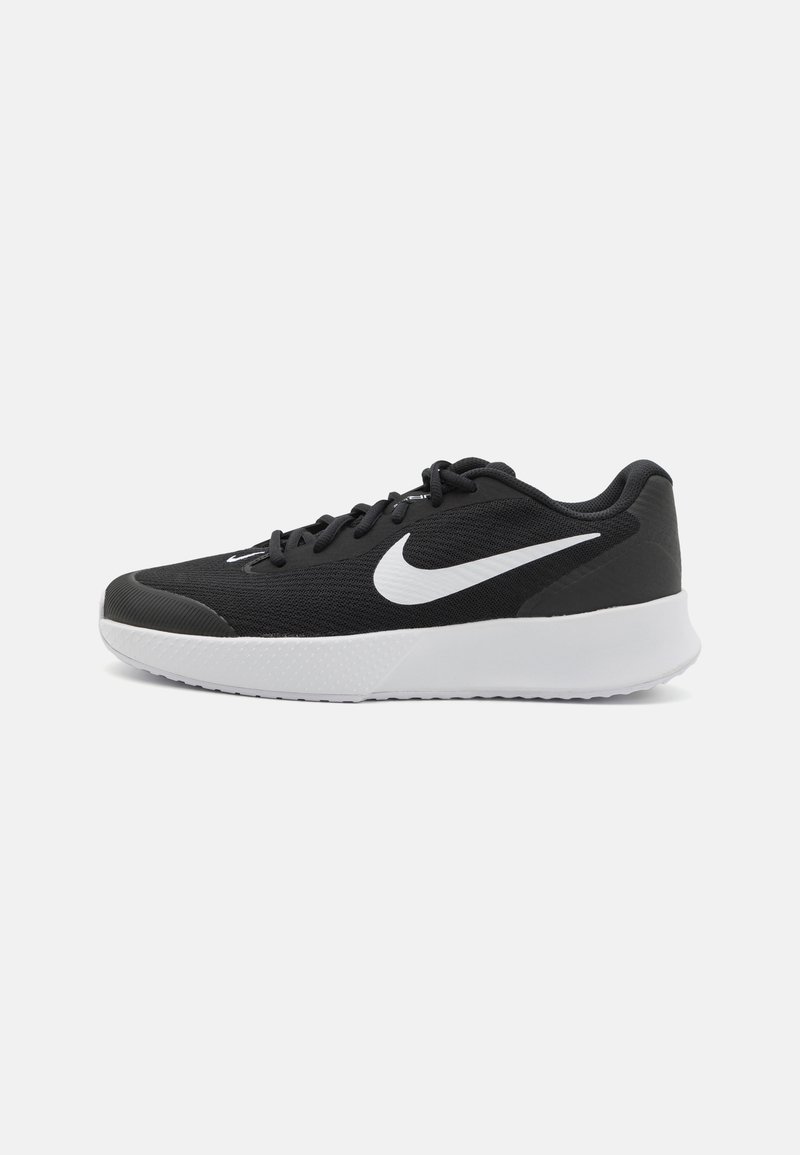 Juodi sportiniai batai su tinkleliu viršuje, baltas "Swoosh" logotipas, paminkštinta apykaklė ir tekstūruotas baltas tarpiklis. Yra lengvas dizainas ir raišteliai.
