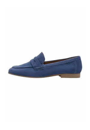Blauwe suède loafer met een platte zool, voorzien van een verhoogde strook over de wreef en subtiele stikseldetails. Gladde textuur met minimale accenten.
