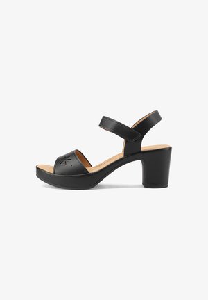 Sandalo in pelle nera con punta aperta, design perforato e cinturino alla caviglia regolabile. Presenta un tacco spesso per supporto e comfort.
