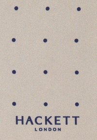 Bežna tkanina s ravnomjerno raspoređenim malim tamnoplavetim točkicama i ispisom "HACKETT LONDON" u tamnoplavoj boji u donjem središnjem dijelu.