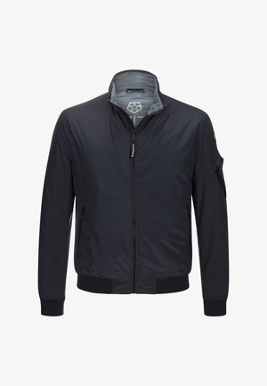 Giacca bomber leggera blu navy con cerniera frontale, polsini e orlo a coste, due tasche laterali con cerniera e una tasca aggiuntiva con cerniera sulla manica sinistra.