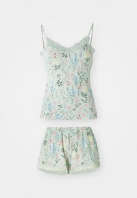Een pyjama set met bloemenprint, bestaande uit een groene tanktop met kantafwerking en bijpassende shorts met elastische tailleband en kantaccenten.