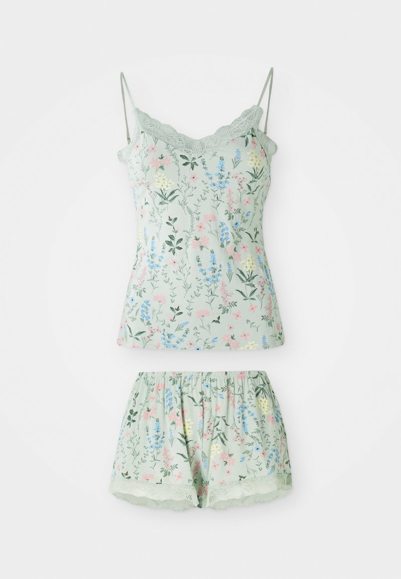 Een pyjama set met bloemenprint, bestaande uit een groene tanktop met kantafwerking en bijpassende shorts met elastische tailleband en kantaccenten.