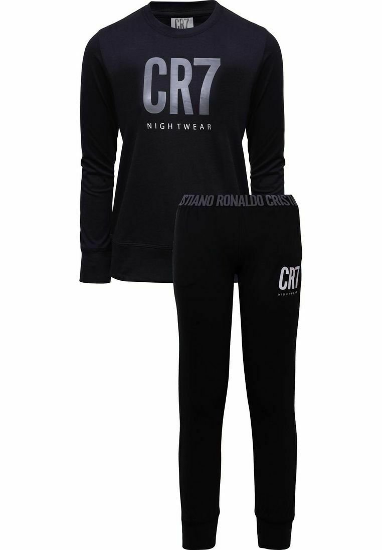 Zwart CR7 nachtset met een langemouwen bovenstuk met een zilveren logo en bijpassende tapered broek met een elastische tailleband.