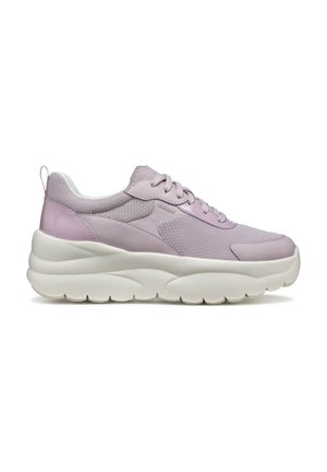 Sneaker di colore viola chiaro con tomaia in rete e pelle sintetica, suola bianca chunky e dettagli testurizzati. Include un'etichetta a strappo sul tallone.
