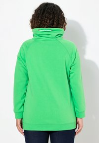 Felpa verde con collo alto, dotata di un motivo con cordino, polsini a coste e vestibilità comoda, realizzata in tessuto morbido.
