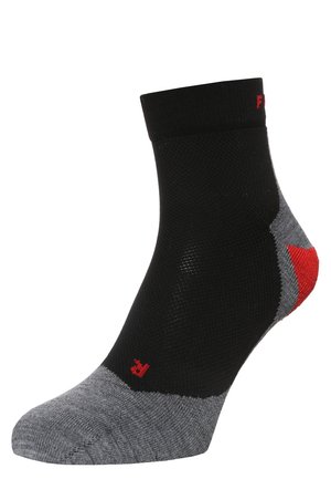 Schwarze und graue Socke mit texturiertem Obermaterial; verfügt über einen roten Akzent an der Ferse und ein Logo am Bund. Knöchellanges Design.