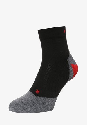 Schwarze und graue Socke mit texturiertem Obermaterial; verfügt über einen roten Akzent an der Ferse und ein Logo am Bund. Knöchellanges Design.